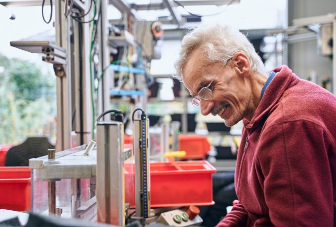 Unter anderem im Bereich der industriellen Montage ermöglicht die Südfpalzwerkstatt Menschen mit Behinderung Teilhabe am Arbeitsleben